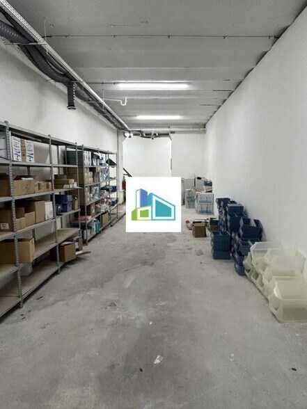 Retail in Marseille for lease - Interior Photo - Image 3 of 13