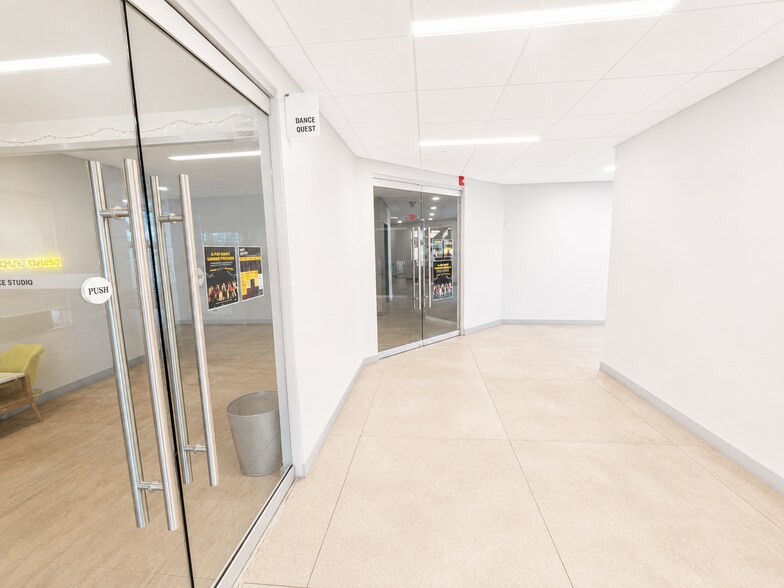 2024 Center Ave, Fort Lee, NJ for lease - Building Photo - Image 2 of 7
