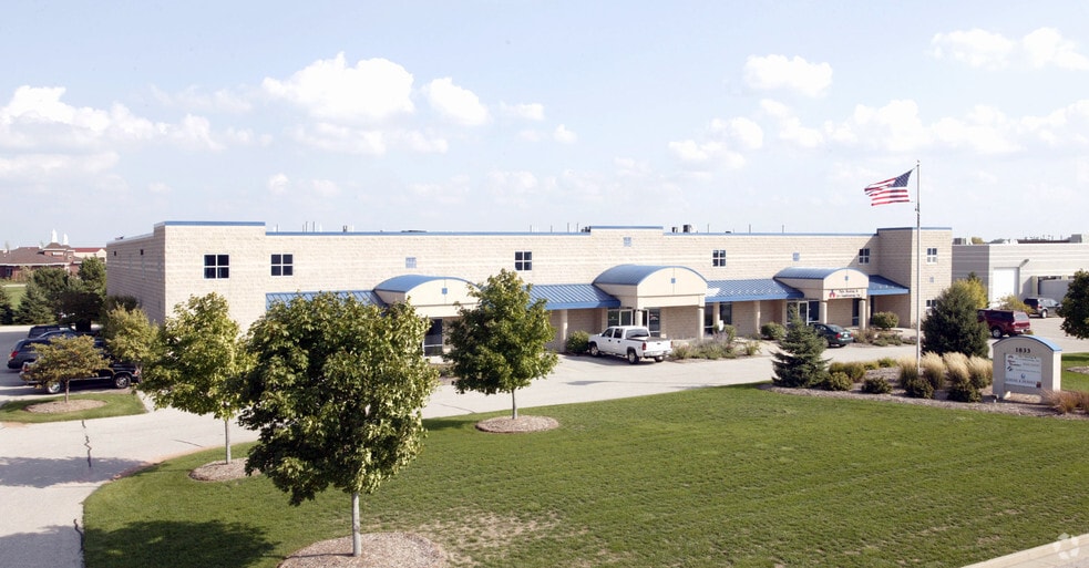 1833 Executive Dr, Oconomowoc, WI for lease - Building Photo - Image 3 of 14