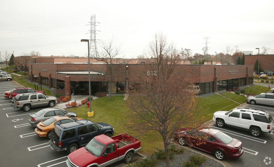 6121 Baker Rd, Minnetonka, MN for lease - Building Photo - Image 2 of 8