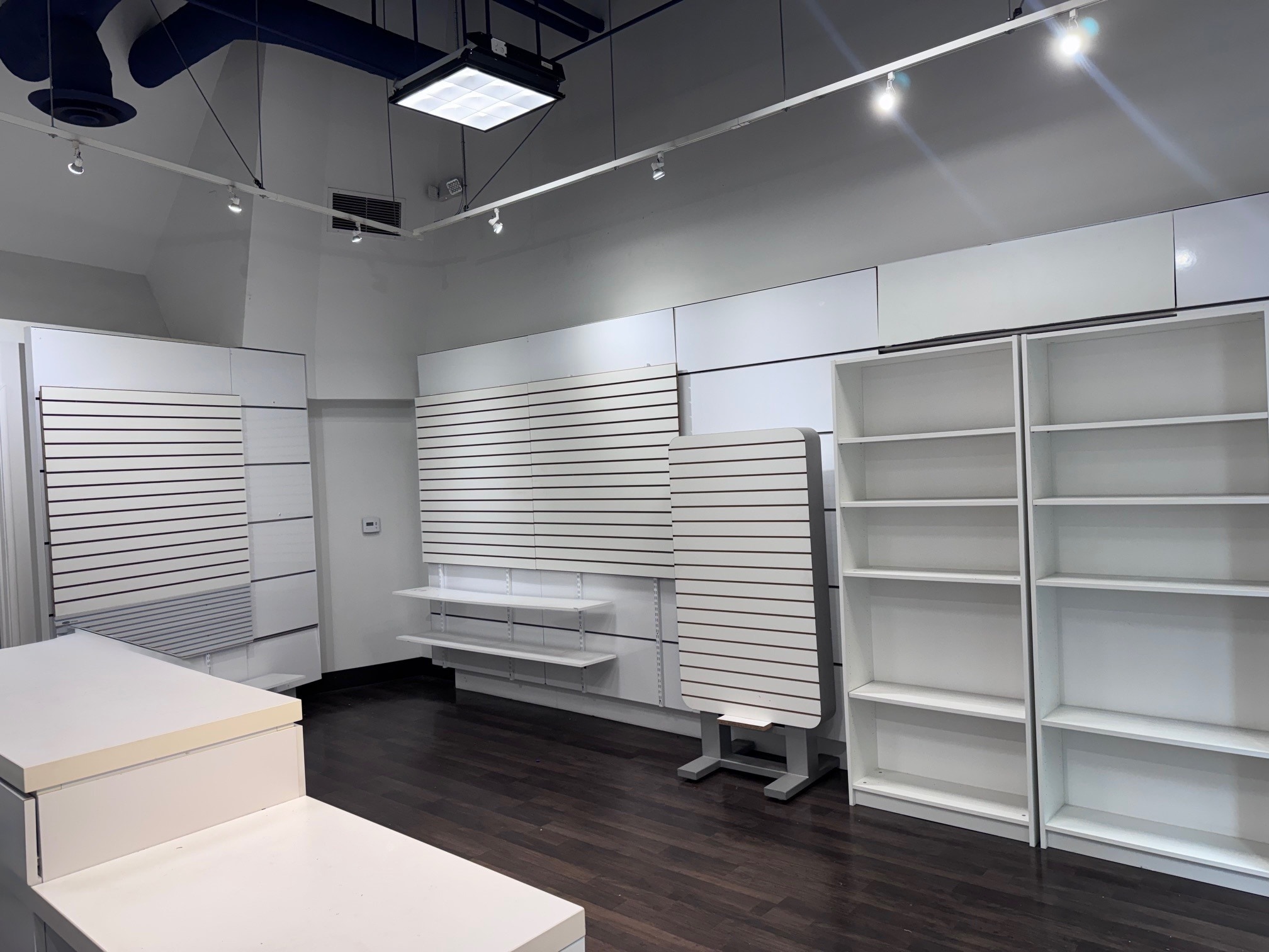 15301 Ventura Blvd, Sherman Oaks, CA à louer Photo intérieure- Image 1 de 2