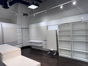 15301 Ventura Blvd, Sherman Oaks, CA à louer Photo intérieure- Image 1 de 2