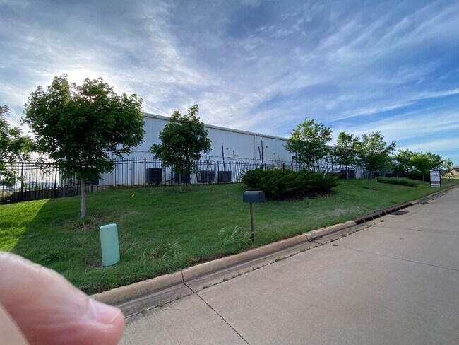 Plus de détails pour 4204 28th Ave NW, Norman, OK - Industriel à louer