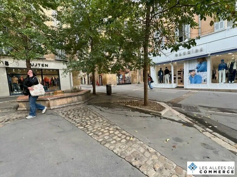 Commerce de détail dans Aix-en-Provence à louer - Photo du bâtiment - Image 2 de 3