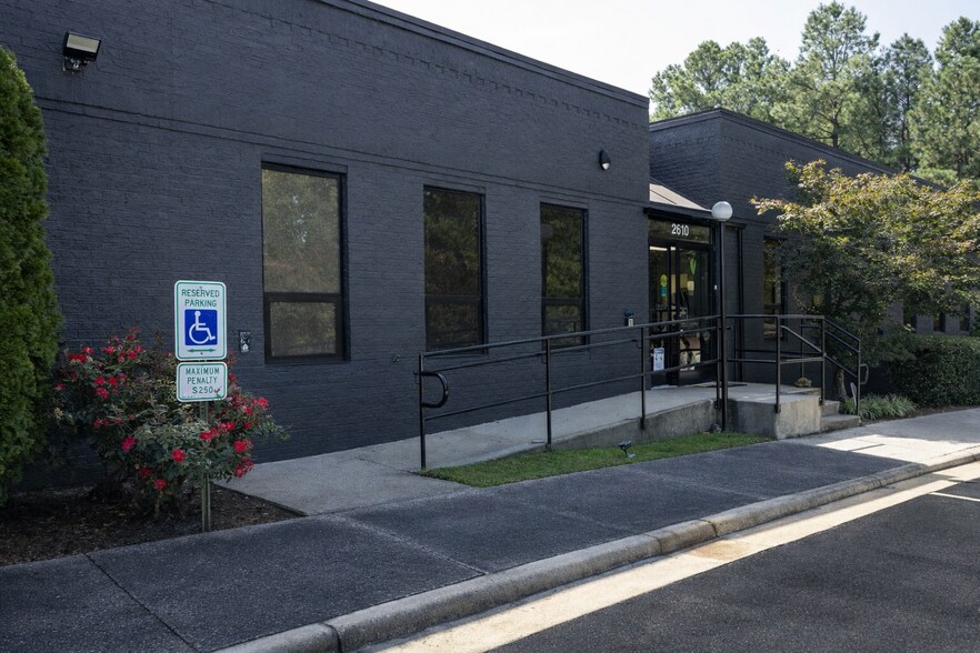 2610 New Bern Ave, Raleigh, NC à louer - Photo du bâtiment - Image 2 de 17