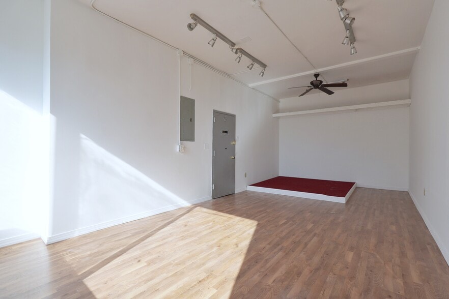 225 34th St, Brooklyn, NY for lease - Interior Photo - Image 3 of 13