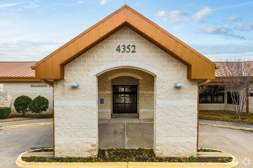 4352 N Josey Ln, Carrollton, TX à louer - Photo du bâtiment - Image 1 de 7