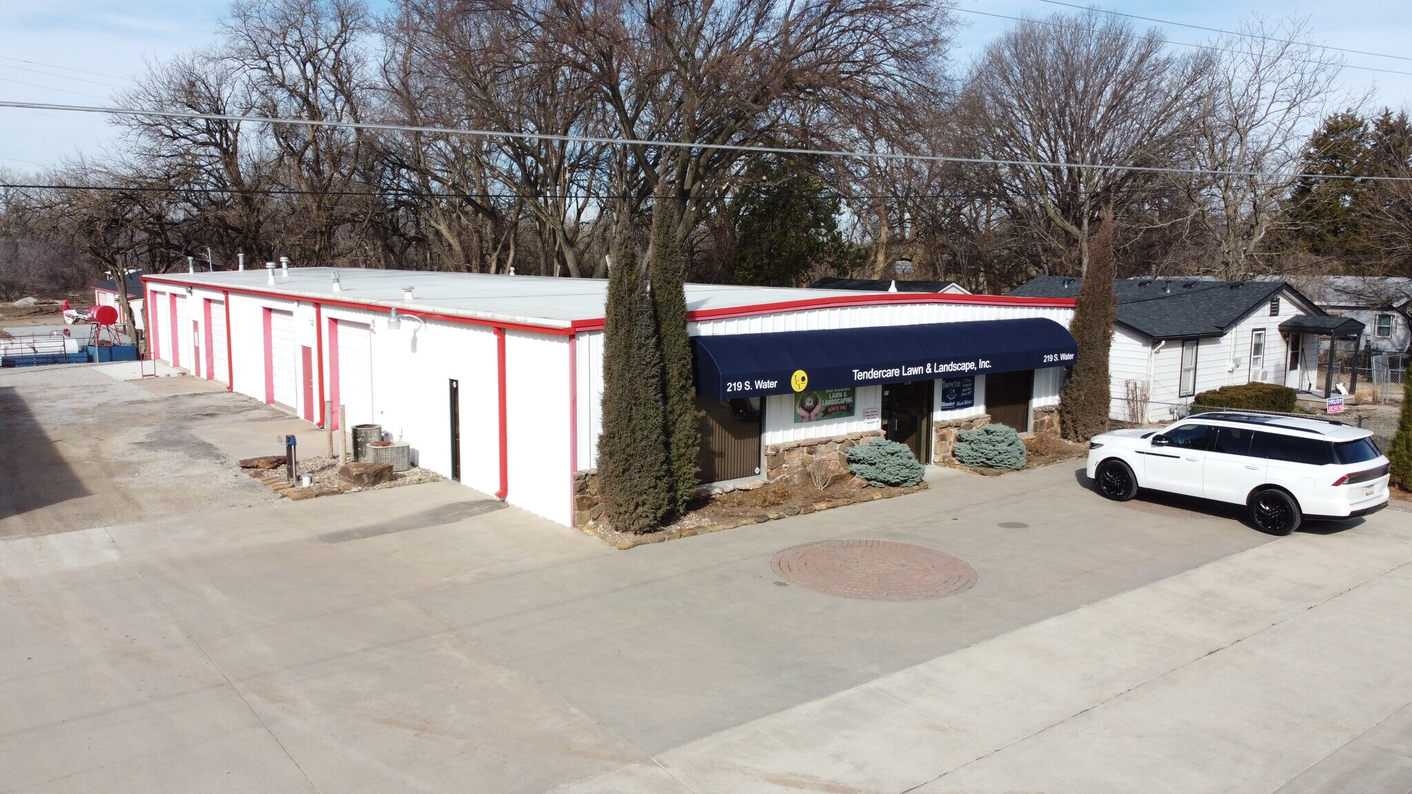 DERBY OFFICE/WAREHOUSE + HOME portefeuille de 1 propriétés à vendre sur LoopNet.ca Photo principale- Image 1 de 10