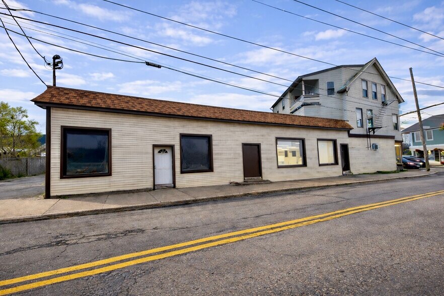 1081 Social St, Woonsocket, RI à louer - Photo du bâtiment - Image 3 de 5