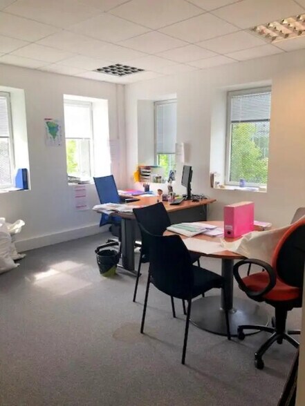 Bureau dans Montigny-le-Bretonneux à louer - Photo intérieure - Image 3 de 13