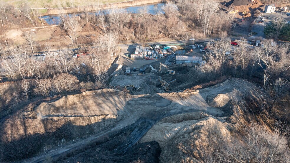 18 Plumtrees Rd, Danbury, CT à vendre - Photo du bâtiment - Image 3 de 15