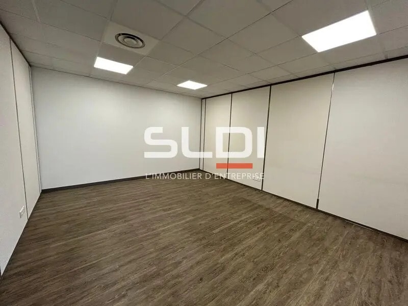 Office in Champagne-au-Mont-d'Or for lease Interior Photo- Image 1 of 23