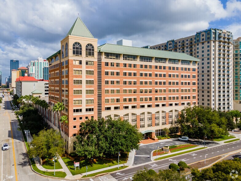 302 Knights Run Ave, Tampa, FL à louer - Photo du bâtiment - Image 2 de 11