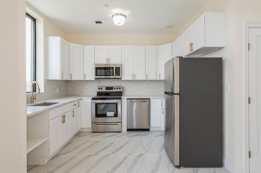 326 Avenue U, Brooklyn, NY for sale - Interior Photo - Image 3 of 13
