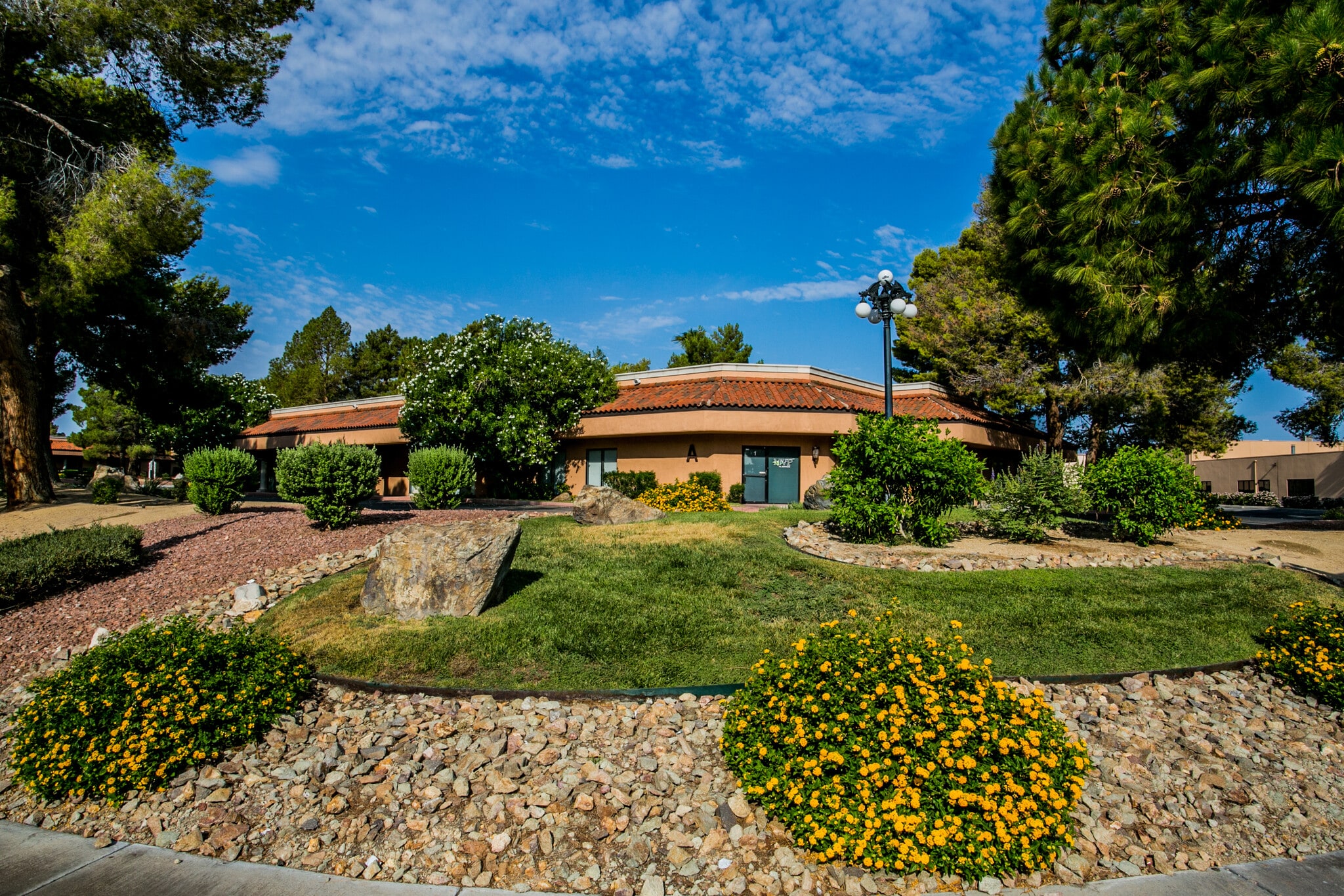 2700 E Chandler Ave portefeuille de 3 propriétés à vendre sur LoopNet.ca Photo principale- Image 1 de 21