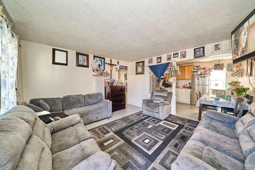 2001 W Myrtle St, Santa Ana, CA à vendre - Photo du bâtiment - Image 2 de 28