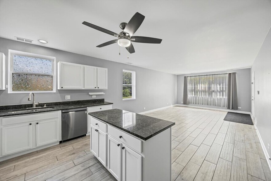 7-Unit East Garfield Park Portfolio portefeuille de 2 propriétés à vendre sur LoopNet.ca - Photo du bâtiment - Image 2 de 22