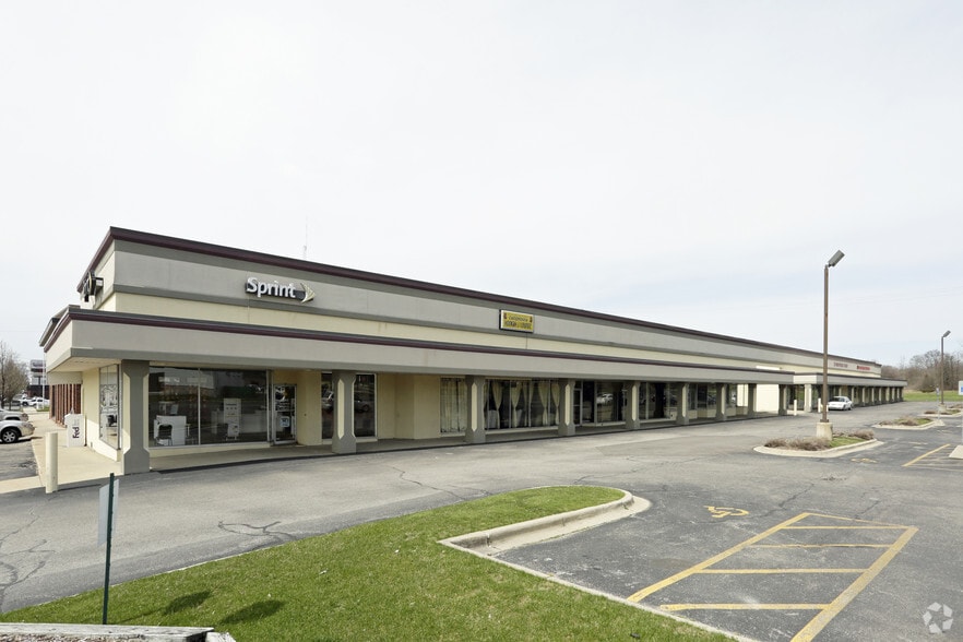 411-457 Standale Plz NW, Grand Rapids, MI for lease - Building Photo - Image 1 of 19