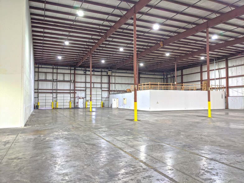 500 & 511 Oak Leaf Ct, Joliet, IL for lease - Building Photo - Image 3 of 12