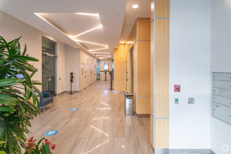 1665 W Broadway, Vancouver, BC à louer - Photo intérieure - Image 3 de 6