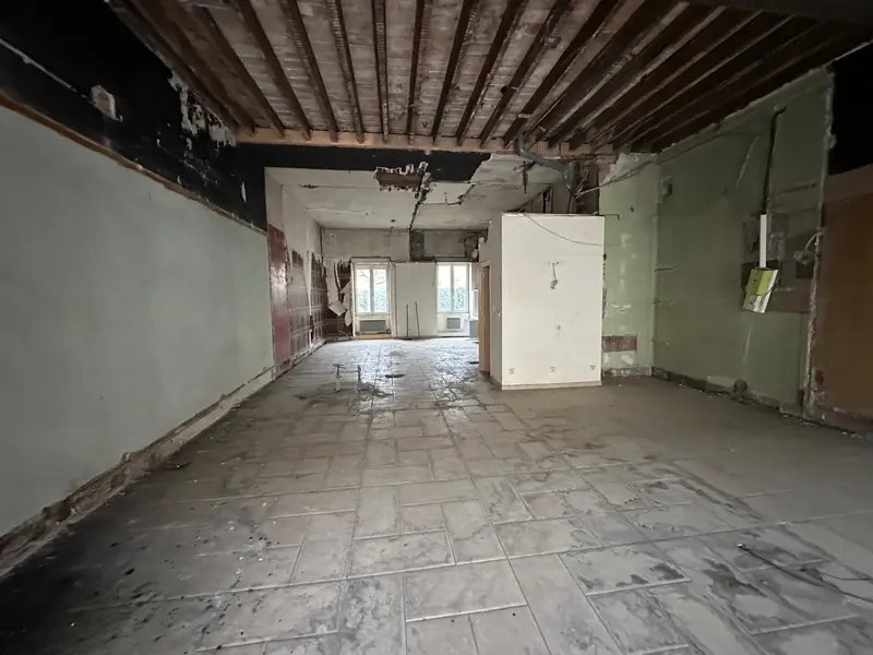 Retail in Lyon for lease Building Photo- Image 1 of 6