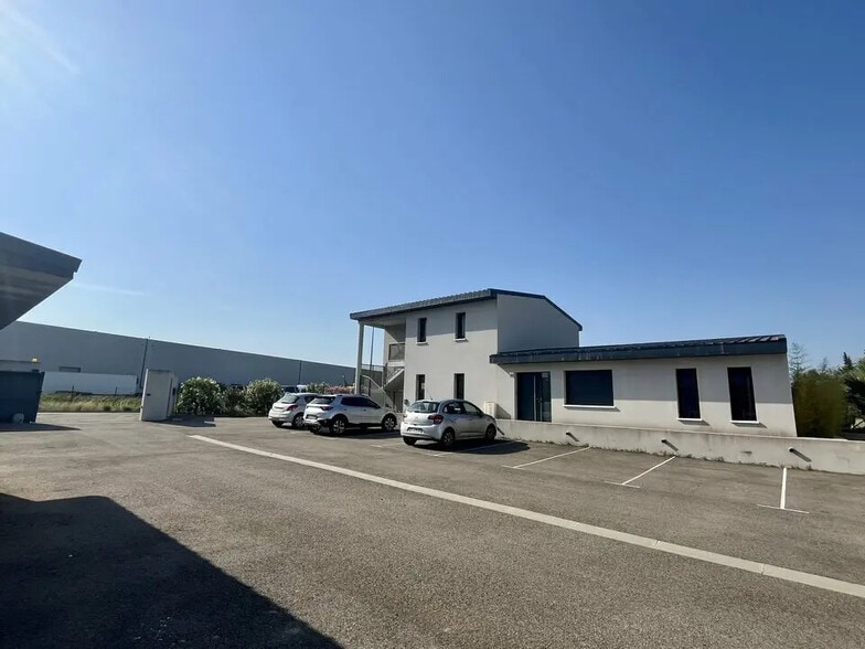 Office in Graveson for lease - Building Photo - Image 2 of 11