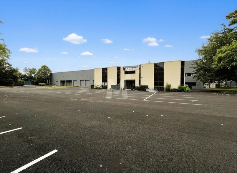 Industrial in Lisses for lease - Building Photo - Image 3 of 12