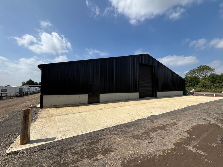 Crawley Rd, Bedford à louer - Photo du bâtiment - Image 1 de 17