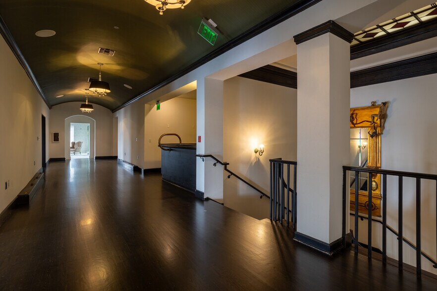 6525 W Sunset Blvd, Los Angeles, CA à louer - Numérisation 3D de Matterport - Image 2 de 22