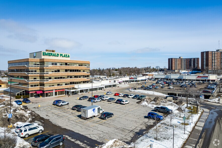 1547 Merivale Rd, Ottawa, ON à louer - Photo du bâtiment - Image 2 de 7