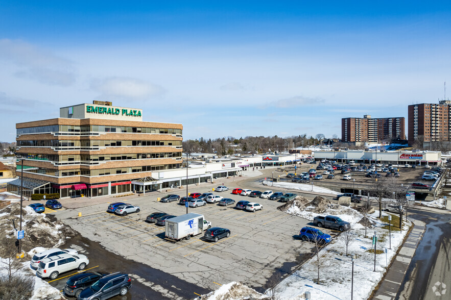 1547 Merivale Rd, Ottawa, ON à louer - Photo du bâtiment - Image 3 de 7