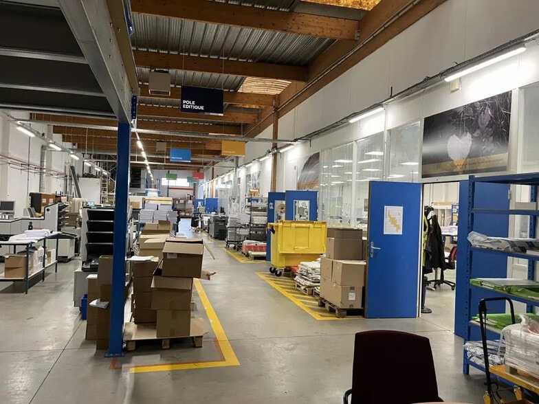 Flex in Colombes for lease - Interior Photo - Image 3 of 10