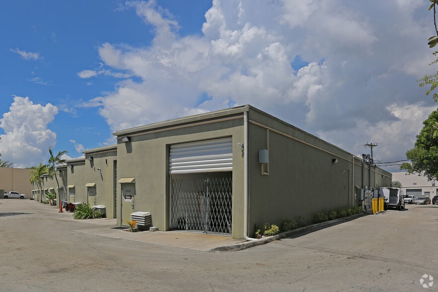 15371-15433 NE 21st Ave, North Miami Beach, FL for lease - Building Photo - Image 3 of 7