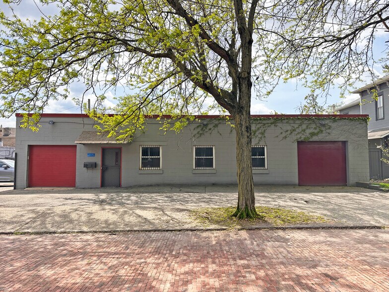225 E 10th St, Indianapolis, IN à vendre - Photo du bâtiment - Image 2 de 15