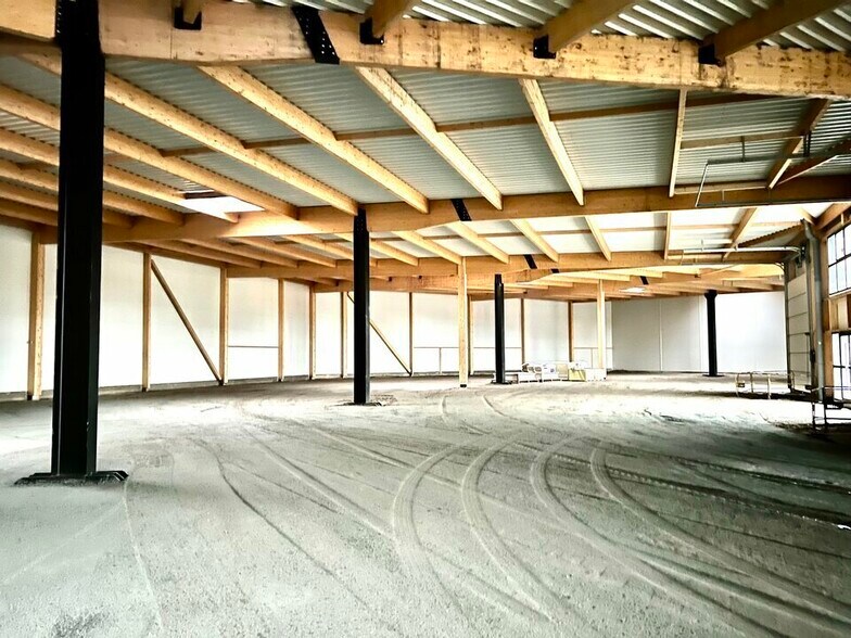 Flex in Montivilliers for lease - Interior Photo - Image 2 of 4