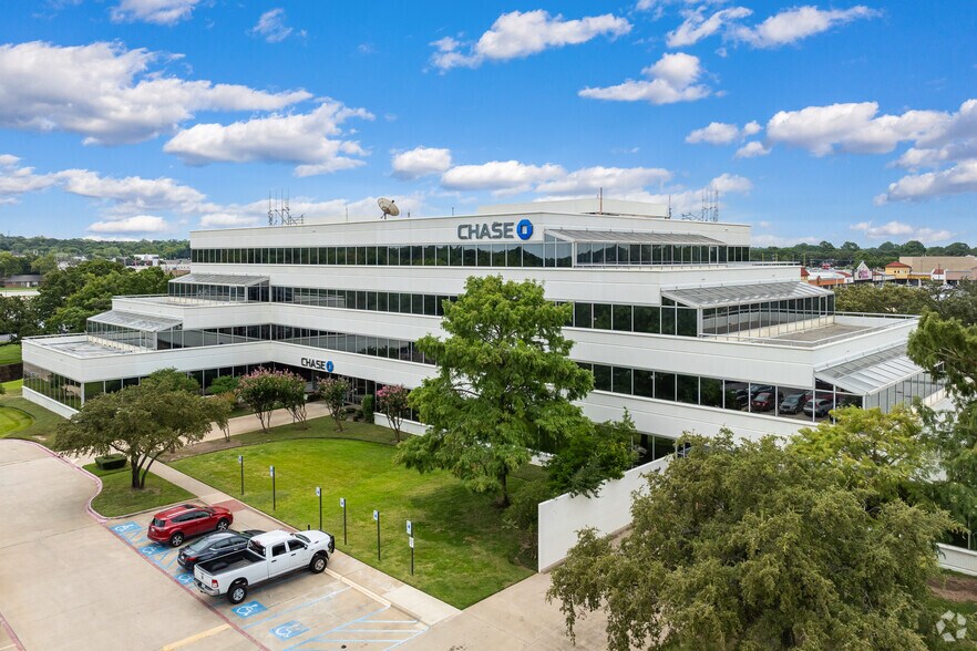 1301 S Bowen Rd, Arlington, TX à louer - Photo du bâtiment - Image 1 de 15