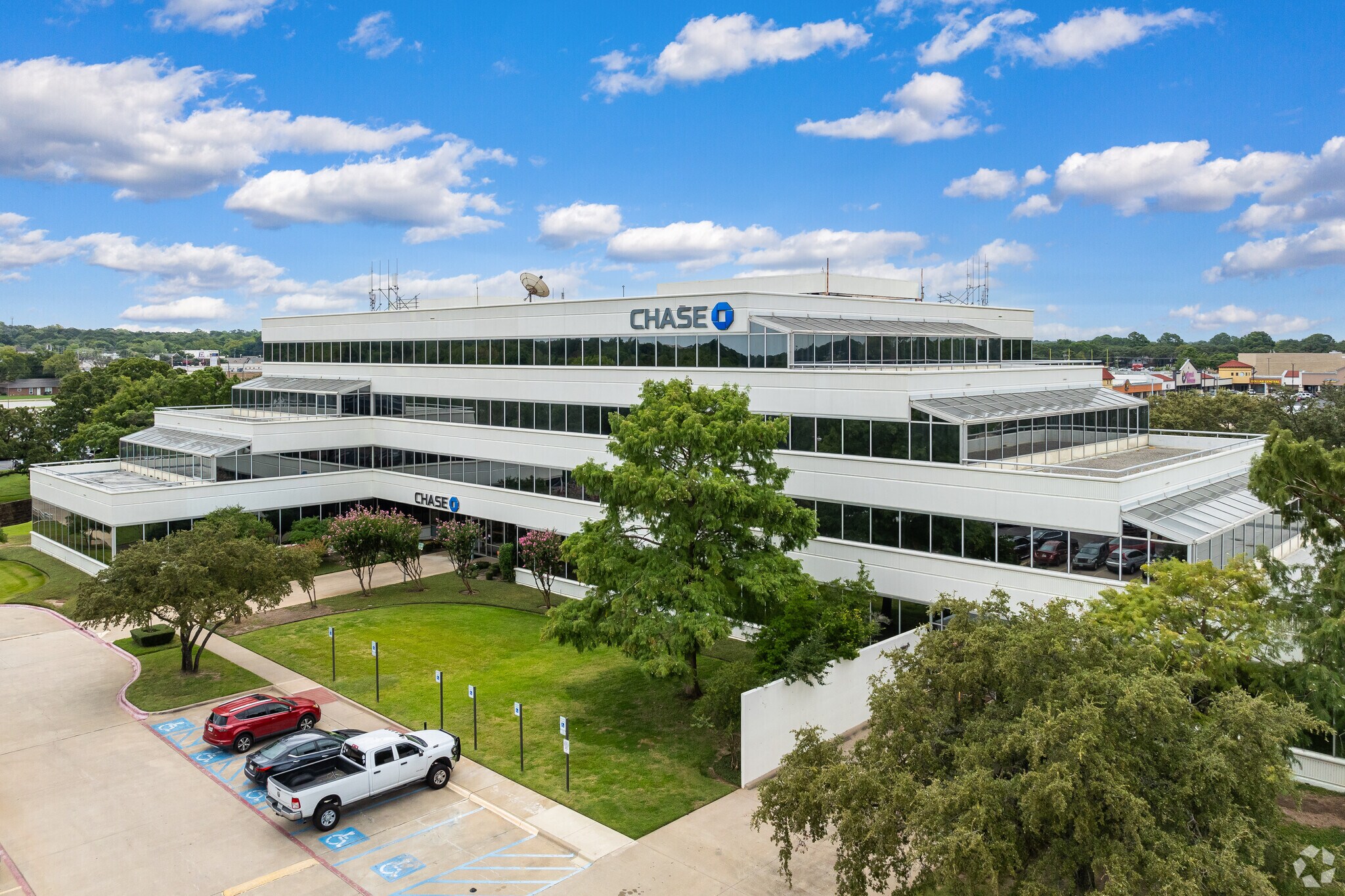 1301 S Bowen Rd, Arlington, TX à louer Photo du bâtiment- Image 1 de 17