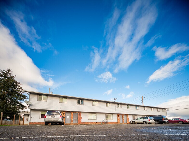 1267 SE Holman Ave, Dallas, OR à vendre - Photo du bâtiment - Image 3 de 12