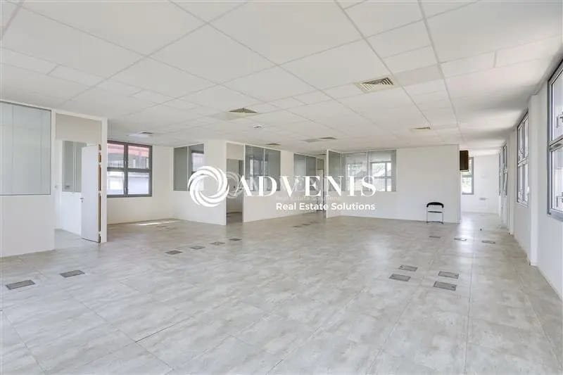 Office in Joinville-le-Pont for lease Building Photo- Image 1 of 10
