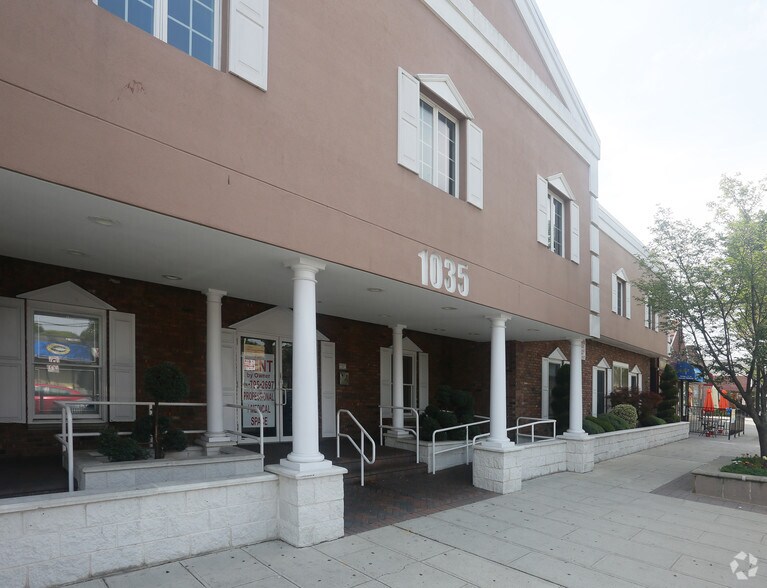 1035 Park Blvd, Massapequa Park, NY à louer - Photo du bâtiment - Image 2 de 12