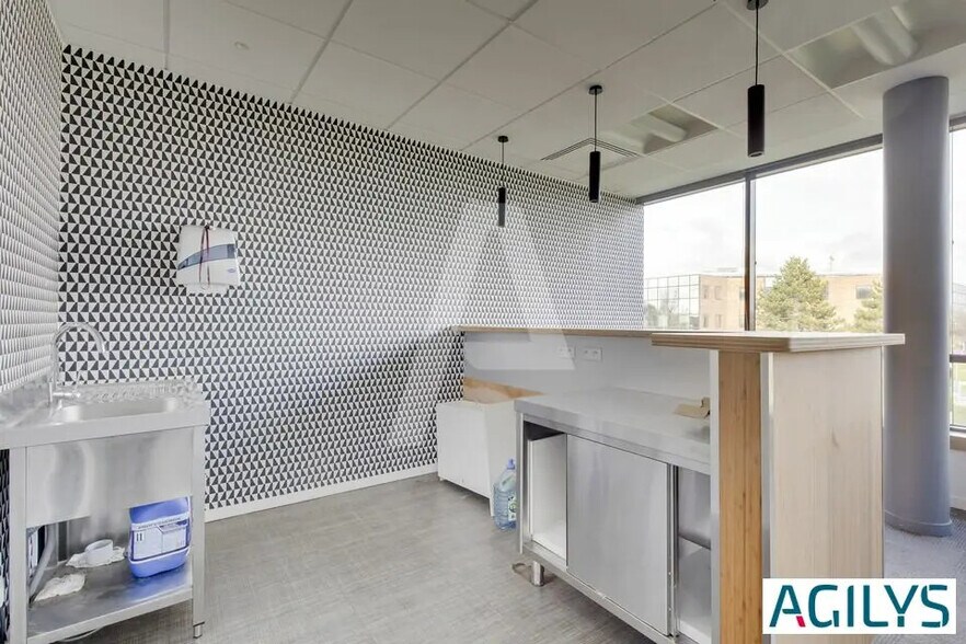 Office in Saclay for lease - Interior Photo - Image 3 of 12