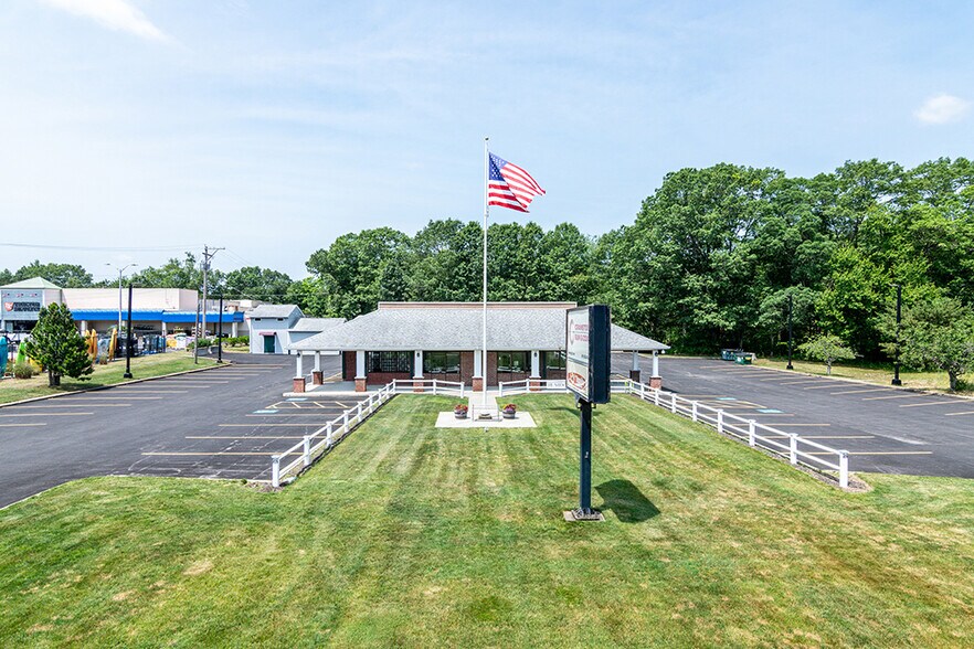 6595 Post Rd, North Kingstown, RI à vendre - Photo du bâtiment - Image 2 de 38