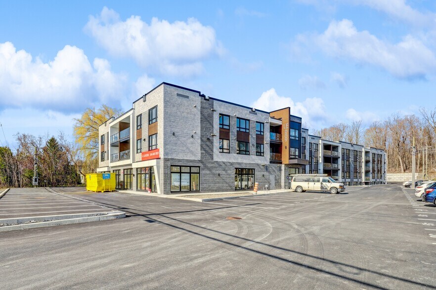 689 Boul Saint-Jean-Baptiste, Mercier, QC à louer - Photo du bâtiment - Image 3 de 8