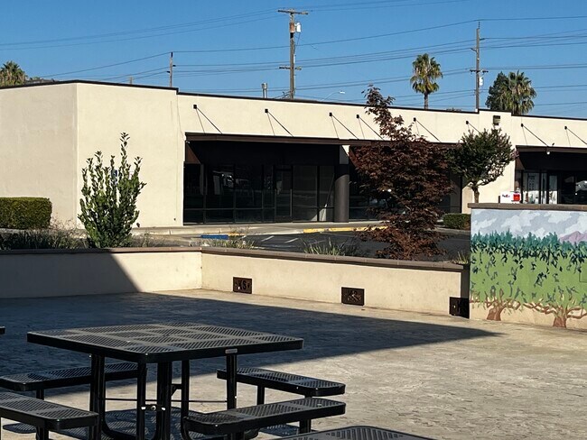 Plus de détails pour 400 E Kettleman Ln, Lodi, CA - Bureau/Commerce de détail, Commerce de détail à louer