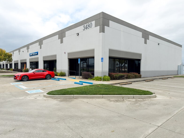 3380 Industrial Blvd, West Sacramento, CA for lease - Building Photo - Image 3 of 12