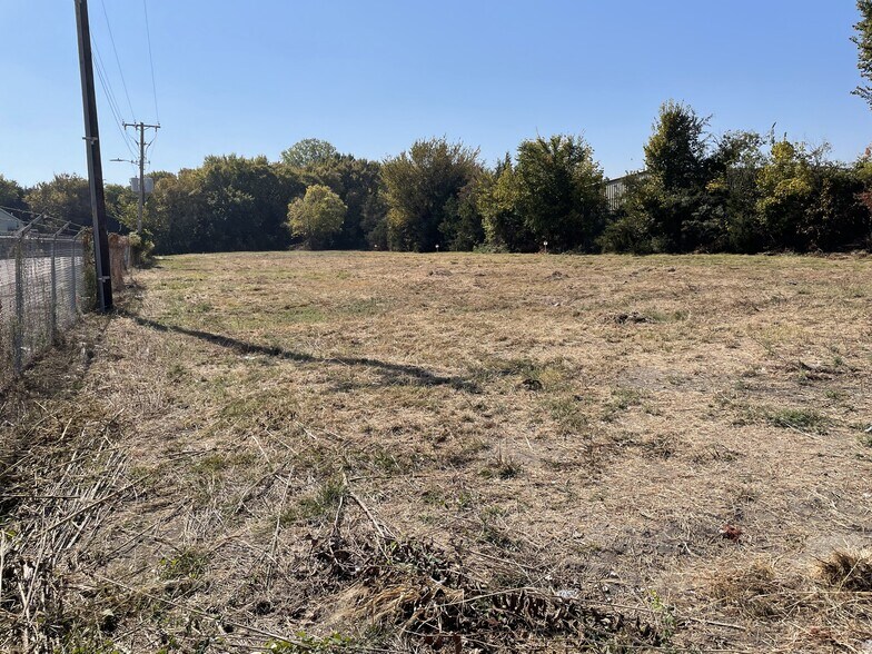 912 E Walnut St, Garland, TX à louer - Photo du bâtiment - Image 2 de 6