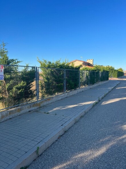Calle Sierra de Gredos, 26, Aldeamayor de San Martín, Valladolid for sale - Building Photo - Image 1 of 18