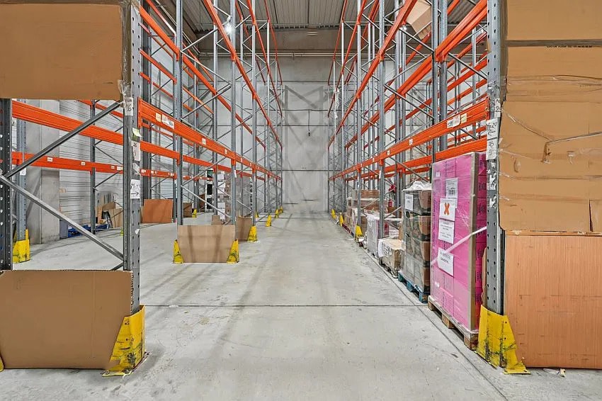 Industrial in Stains for lease - Building Photo - Image 2 of 12