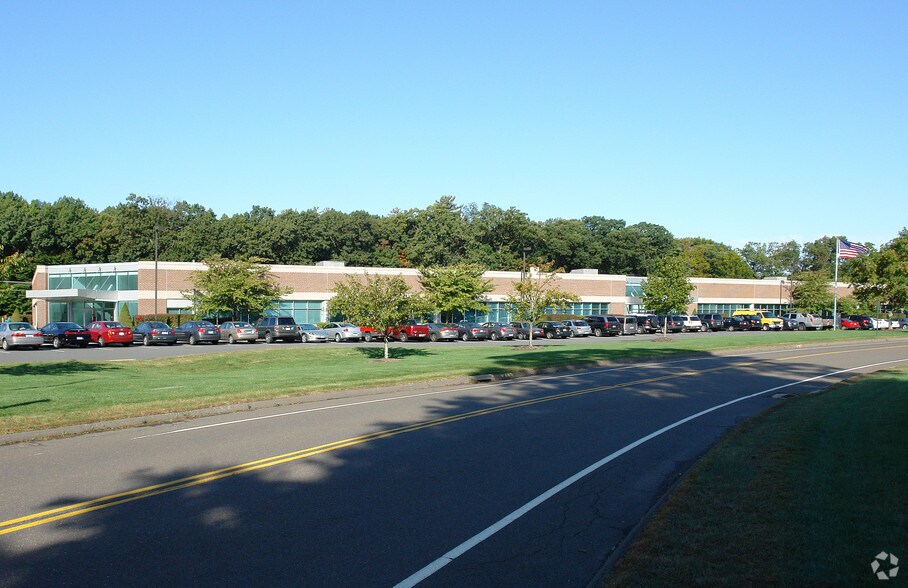 340 W Newberry Rd, Bloomfield, CT à louer - Photo du bâtiment - Image 2 de 2