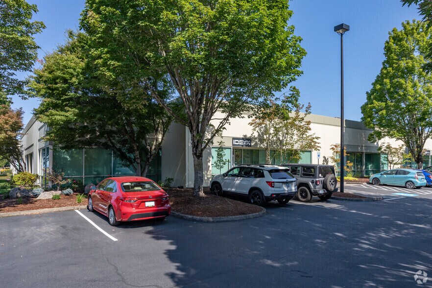 7525 NE Ambassador Pl, Portland, OR for sale - Building Photo - Image 3 of 4